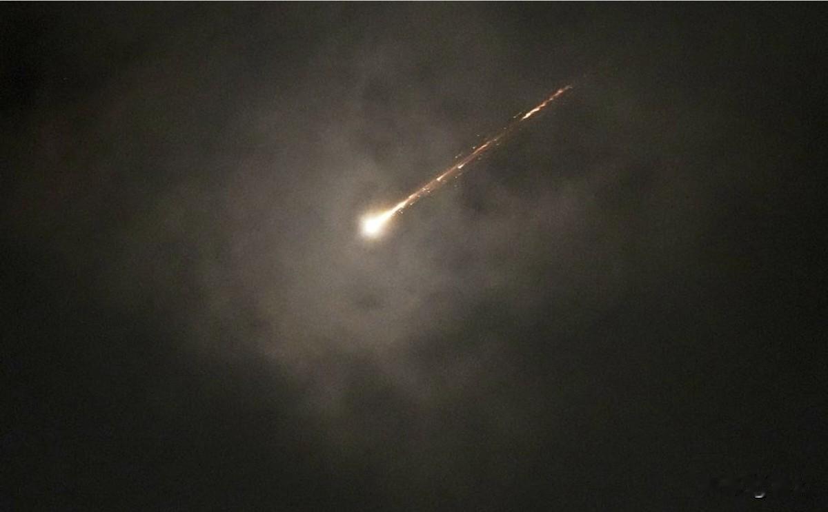 布什尔深夜接连爆响！伊朗议长硬怼美国：霍尔木兹海峡只听伊朗安排，不惧美方威胁
 
