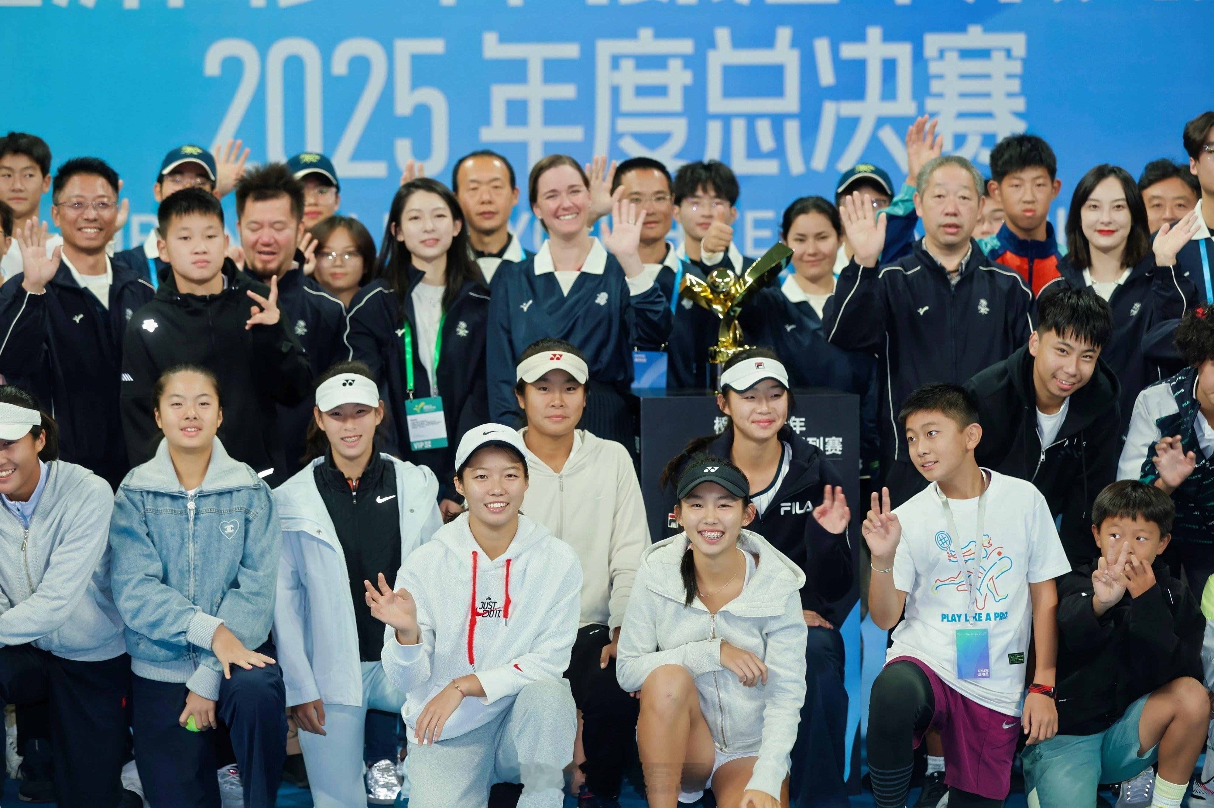 杭州小莲花见证少年网球力量 10月25日，杭州小莲花的掌声里，青少年网球总决赛落