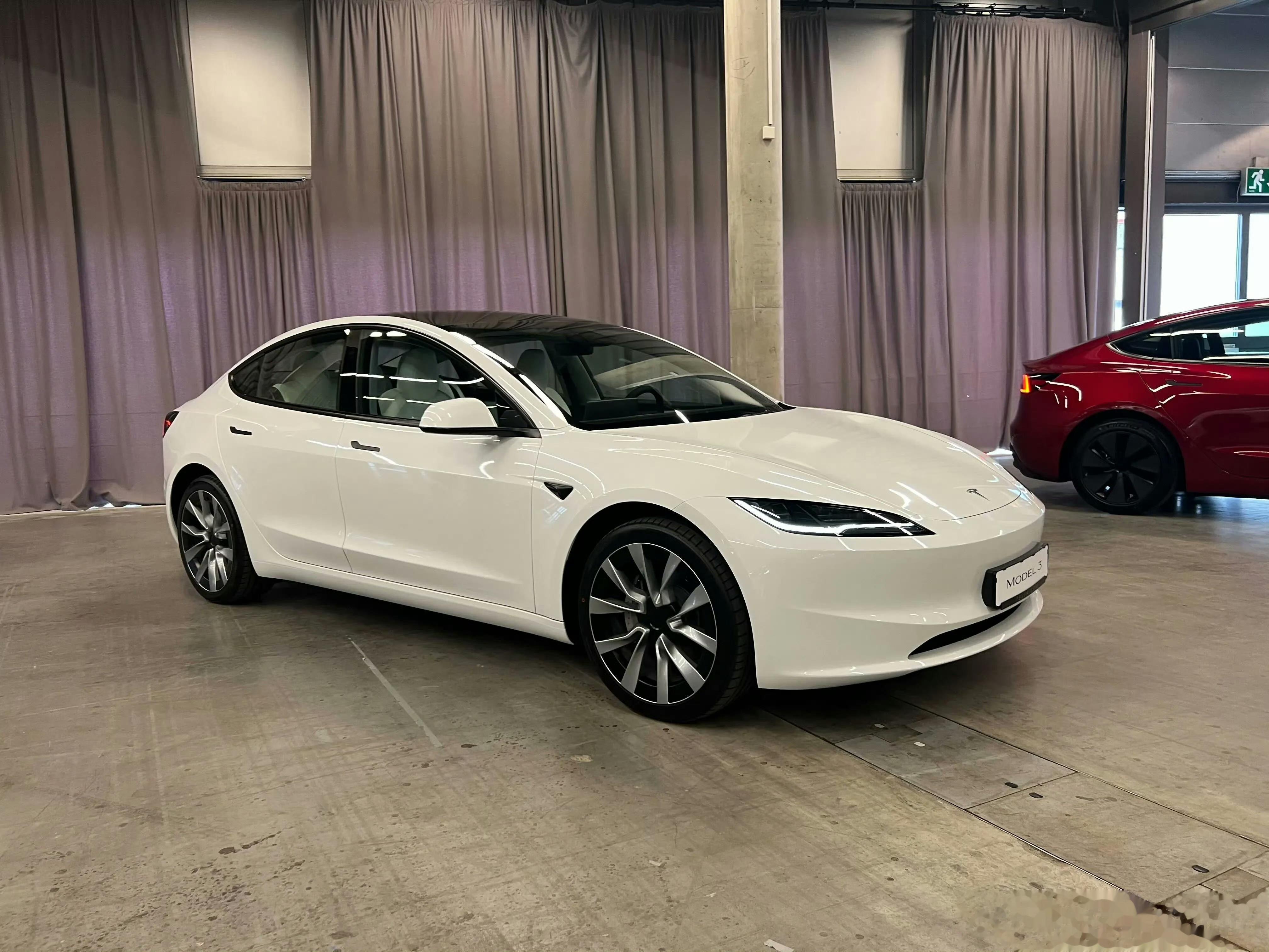 新款特斯拉Model 3真的来了，和之前泄露的谍照大差不差，外观变化主要是前脸，