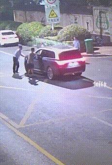 杭州小夫妻开的电车没电趴窝了，两人推了200米后，累的实在不行了，看到不远处就是