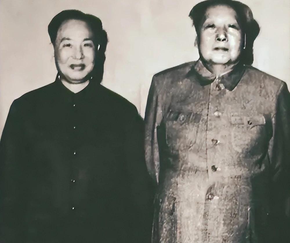 [微风]1954年毛主席吃饭时觉得这菜有点过于咸了，于是便把这厨师叫到跟前问道，