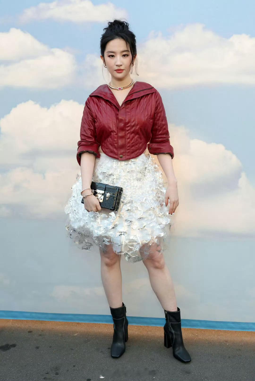 刘亦菲vogueworld生图状态，亮相美国好莱坞这一身好看欸 ​​​