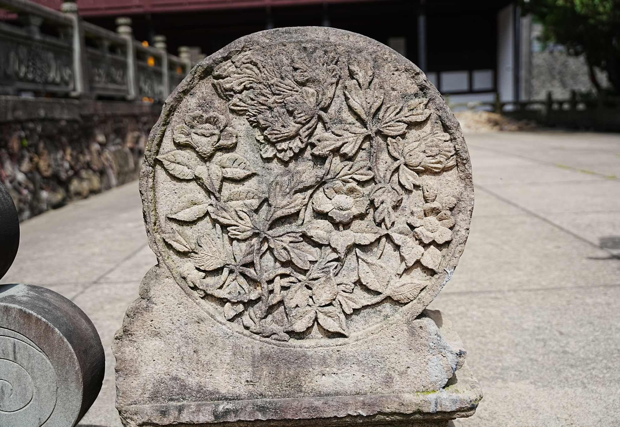 南宋“写生华”抱鼓石     宁波天童寺法堂前有一对华丽的南宋风格的抱鼓石，按其