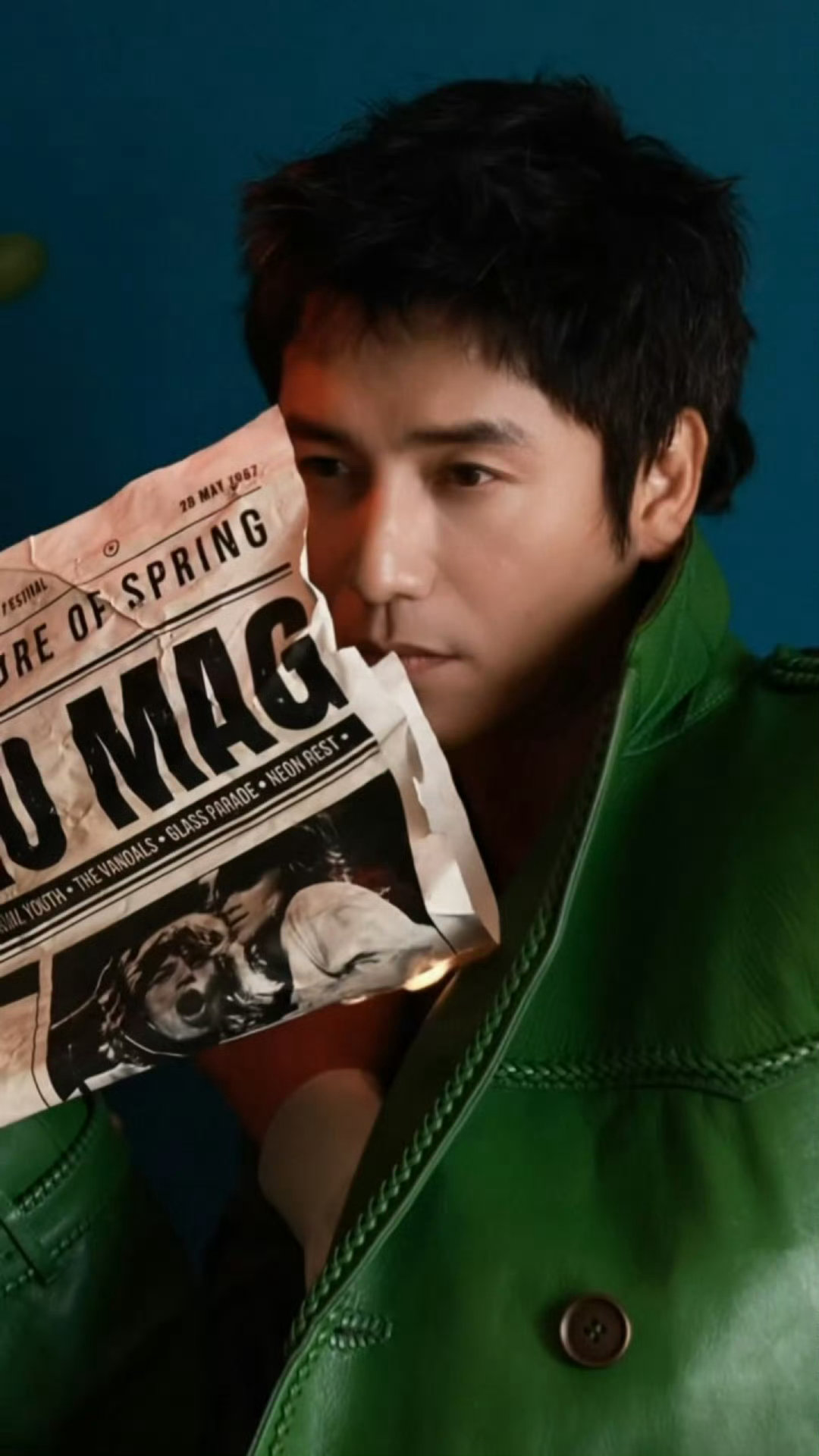 陈坤男刊战绩上新了陈坤绿色皮衣造型满分  陈坤再添男刊战绩，这次的绿色皮衣造型堪