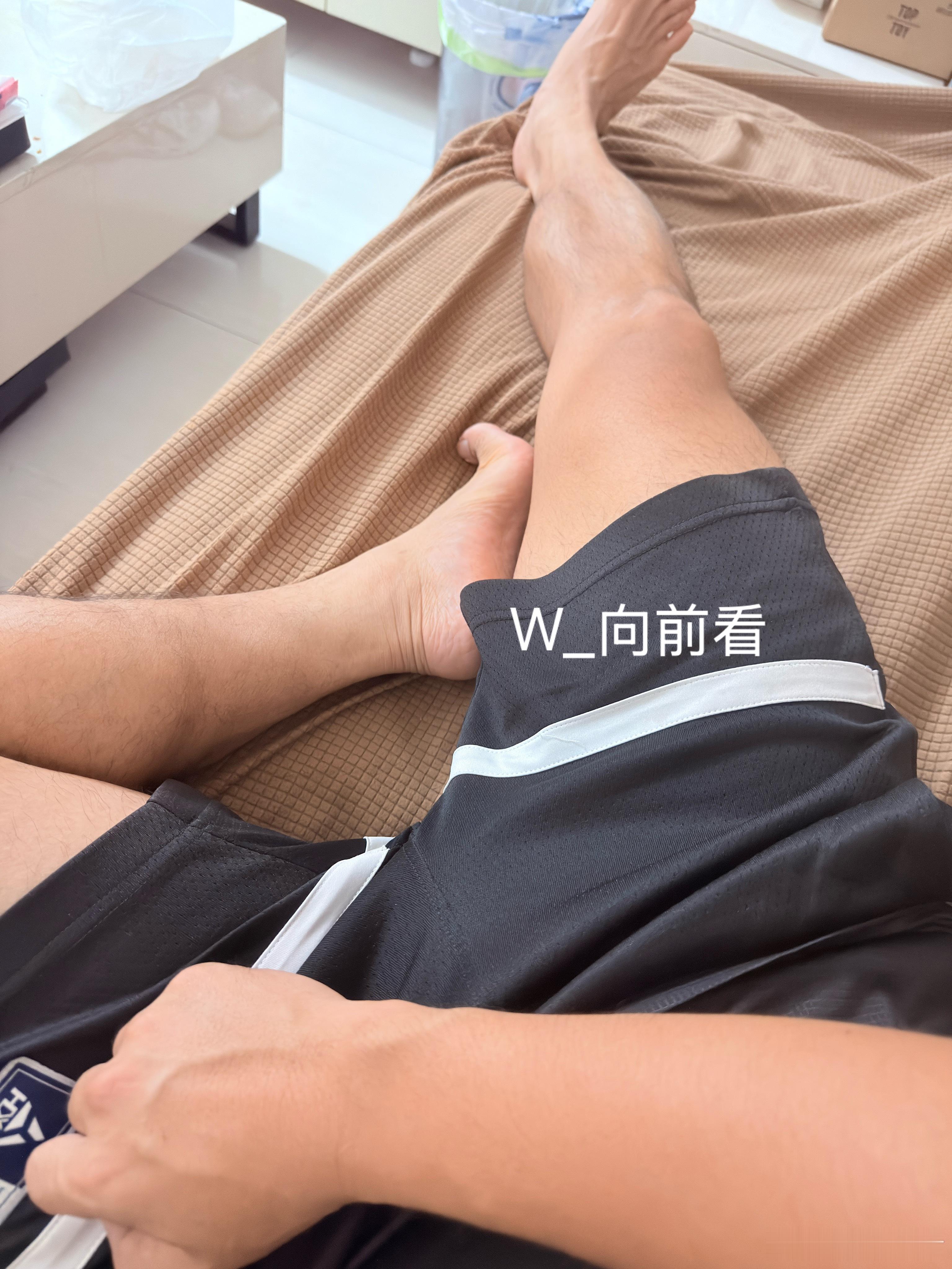 外面超大雨的，出不去浪啊～～