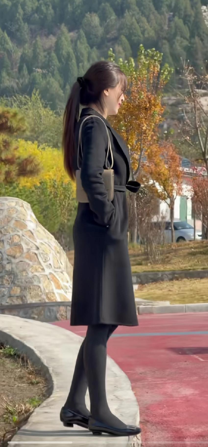 女人想穿搭出气质，门道可不少。颜色上得做减法，全身别超三个色系，米白、驼、灰看着