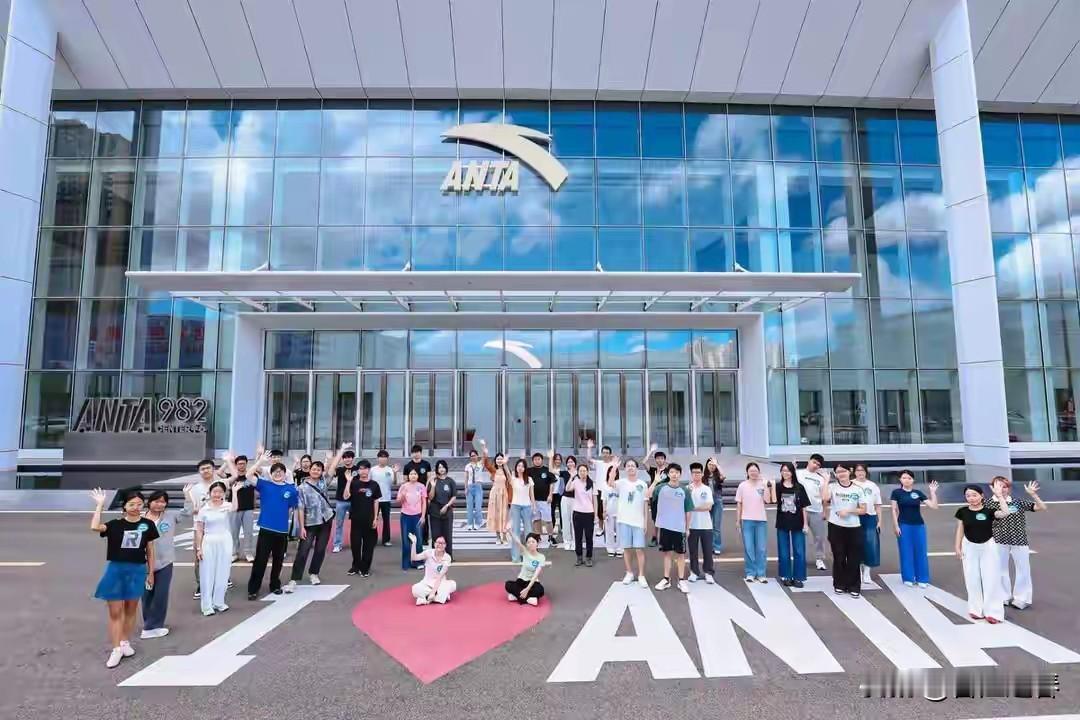 晋江安踏集团和敏基金会“和敏助学计划”助学金发放仪式在晋江安踏982中心举行。