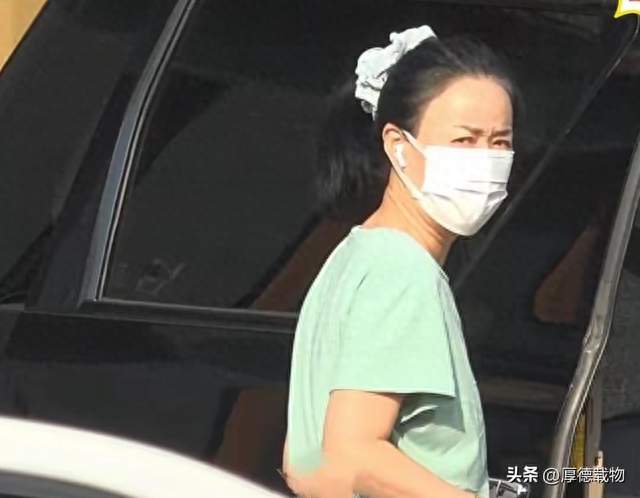 58岁那英外出被偶遇，穿卡通印花T恤，梳高马尾，少女感十足！