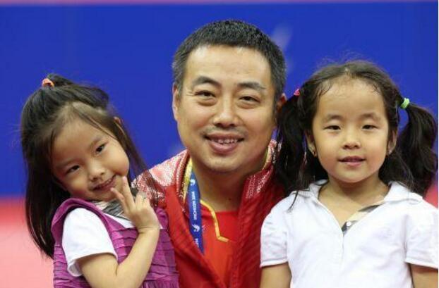 一次，鲁豫问刘国梁:“为什么非要让女儿打高尔夫球，弹钢琴不行吗？”刘国梁说:“其