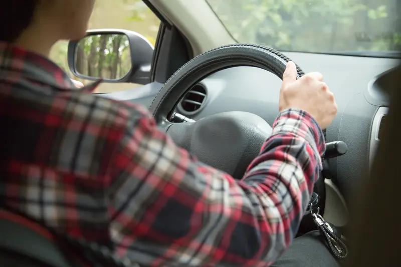 16岁男生想从公交前门下车遭拒后骂了司机，后被司机追下车打伤，公交公司称司机处置