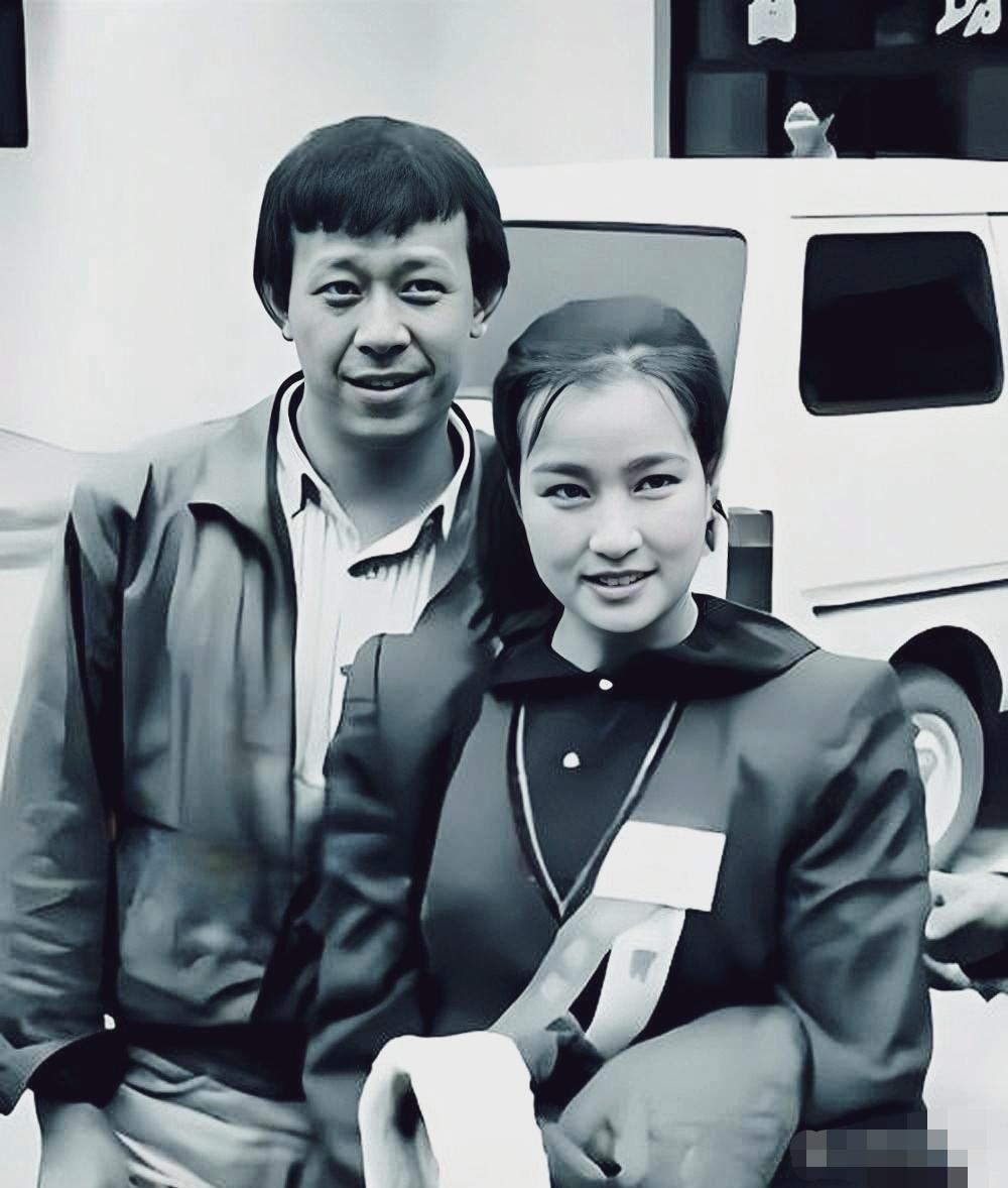 1986年姜文刘晓庆同框。照。
 姜文的“锅盖头”，发长刚好盖住额头，朴实憨厚。