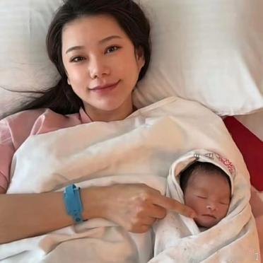 马筱梅生了。她把孩子的脸，大大方方地亮了出来。
照片里，婴儿的五官被描述得清清楚