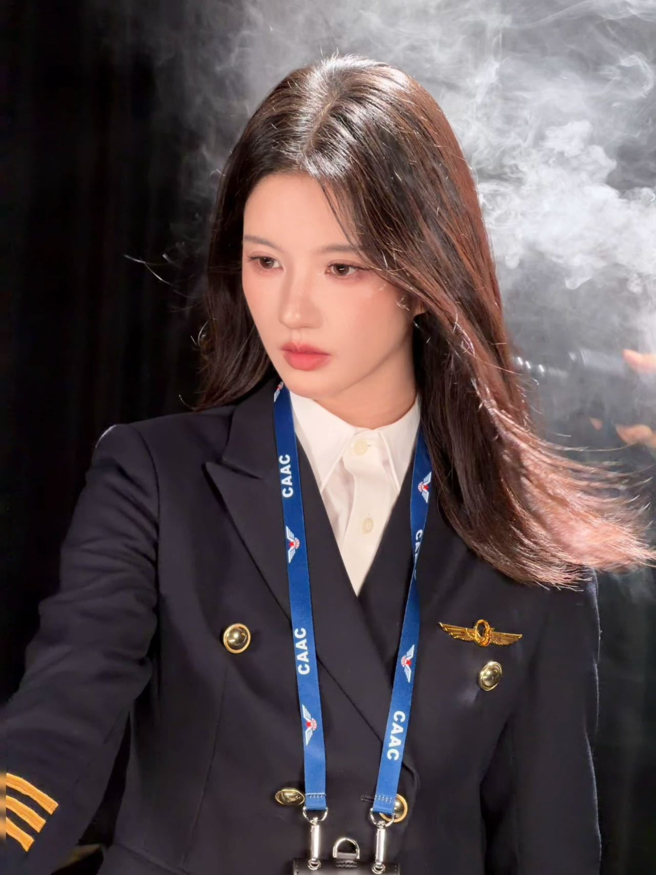 言情小说里的酷飒女机长有脸了 她站在机舱门口那个画面，我反复看了好几遍，不是夸张