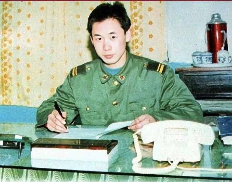 1995年，一名解放军战士在乘车回部队的途中，劝司机不要停下加油，但司机执意停下