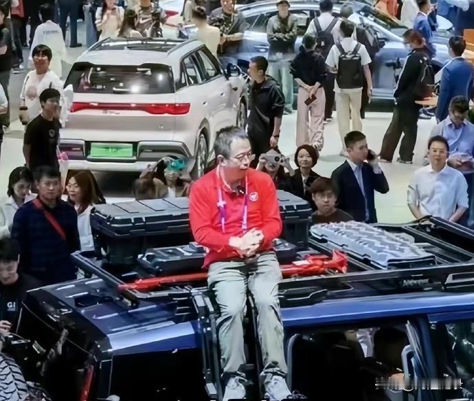 周红衣真是疯了。

西交没出过什么企业家，周红衣算是西交出来的知名度最高的商业人