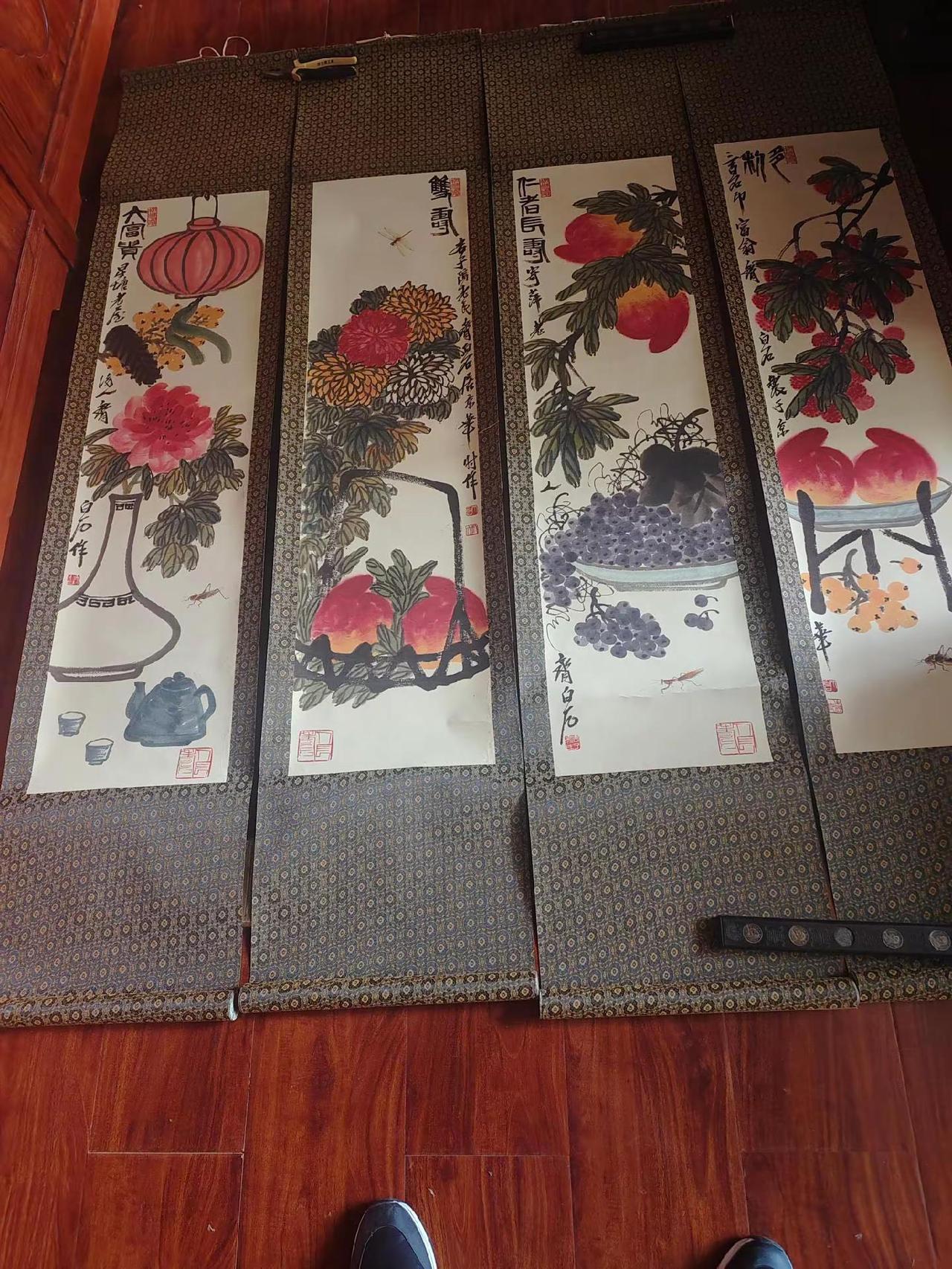 白石花果四条屏，四季吉祥，笔墨传神。 1. 第一幅《大富贵》瓶插牡丹寓意平安富贵