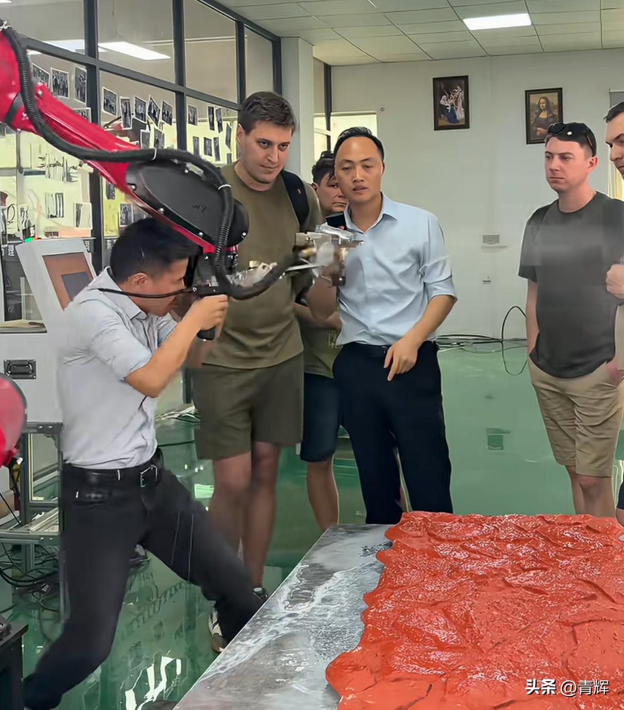 客户:你们这款设备是不是叫ak4漆
业务员正在非常认真的给国外客户介绍自己的喷漆