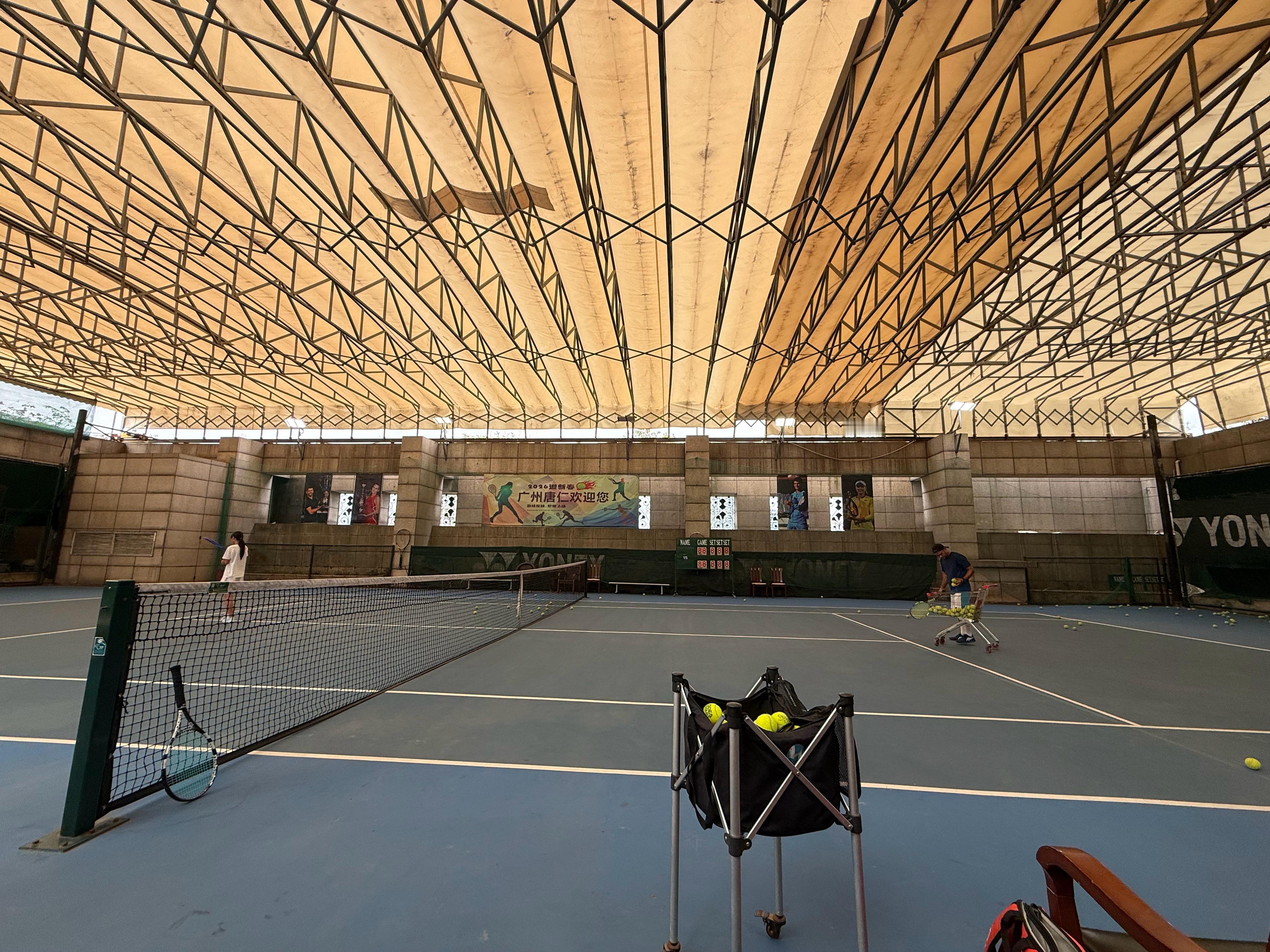 今天去上网球课，左手边的小妹妹已经打的非常不错了，今天在做一些像上网截击之类的专