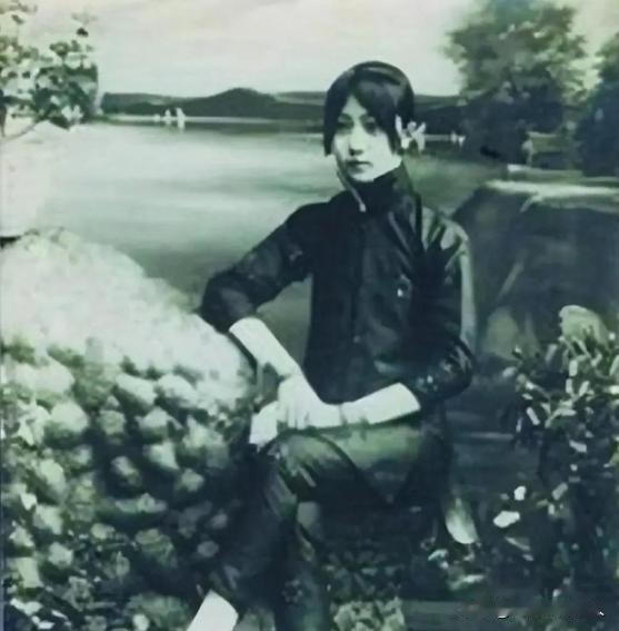 1914年，27岁的蜀军都督爱上14岁青楼女子，管事的要3万赎金，他正要付钱，却