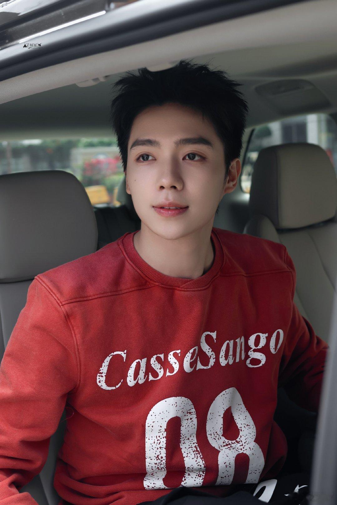 罗一舟二十有六山海任舟游 💚罗一舟霍旭 晚安一舟✨微风与你皆温柔,晚风携我踏轻