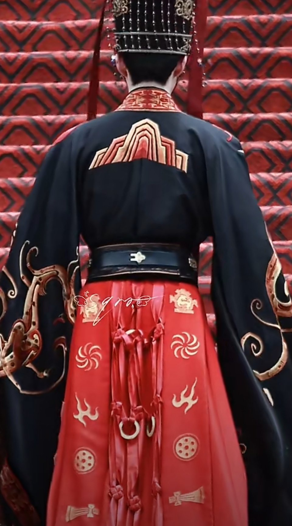 这个皇帝宽肩窄腰，身材好曼妙 