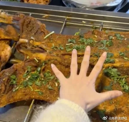 #涉事餐厅千元烤全羊套餐仍在售#【重庆餐厅#36斤活羊烤完剩6.9斤原因曝光#！