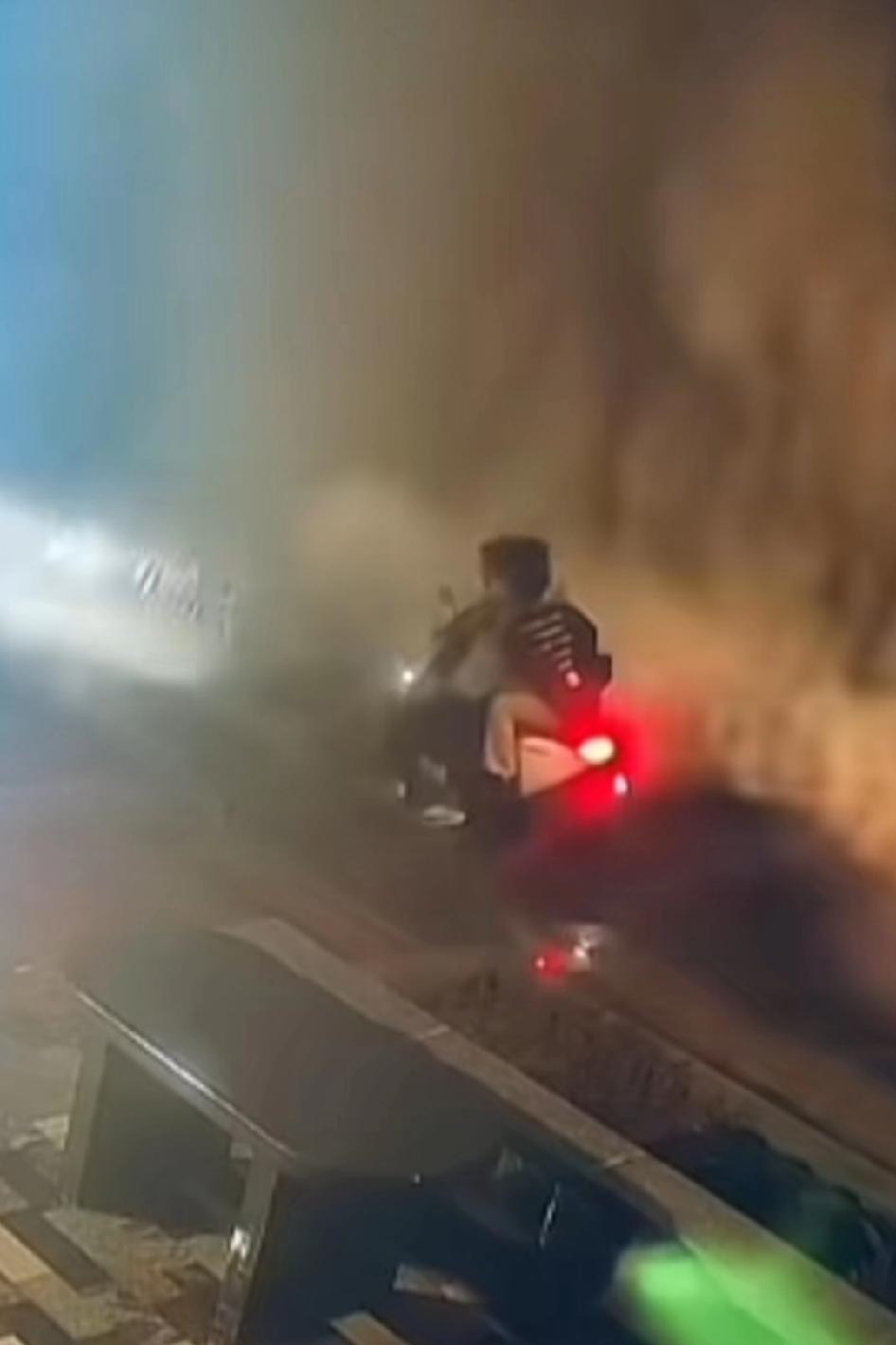 双重灾难，车祸加海浪冲击，愿孩子平安无事，哎，公路怎么会突然这么大的水。看路面，