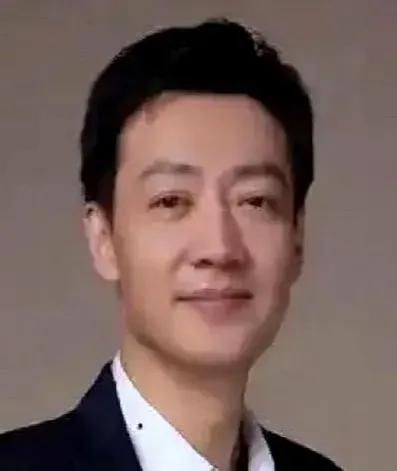 辛柏青为何常常失踪？

辛柏青属于性格比较内敛的影视演员，每次参演的戏杀青时他就