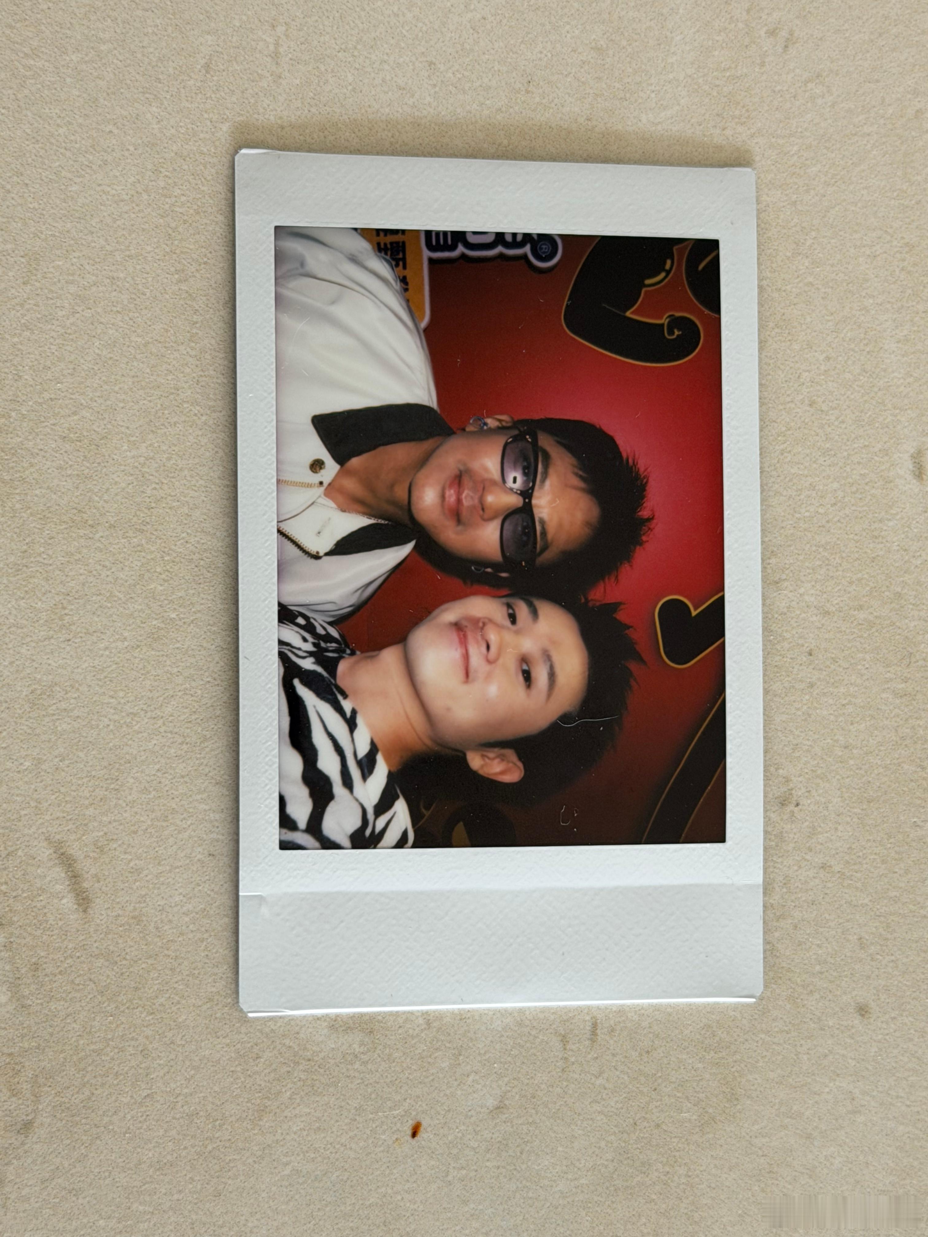 王勉晒五哈团拍立得合照兄弟们眼睛里的爱真的藏不住 