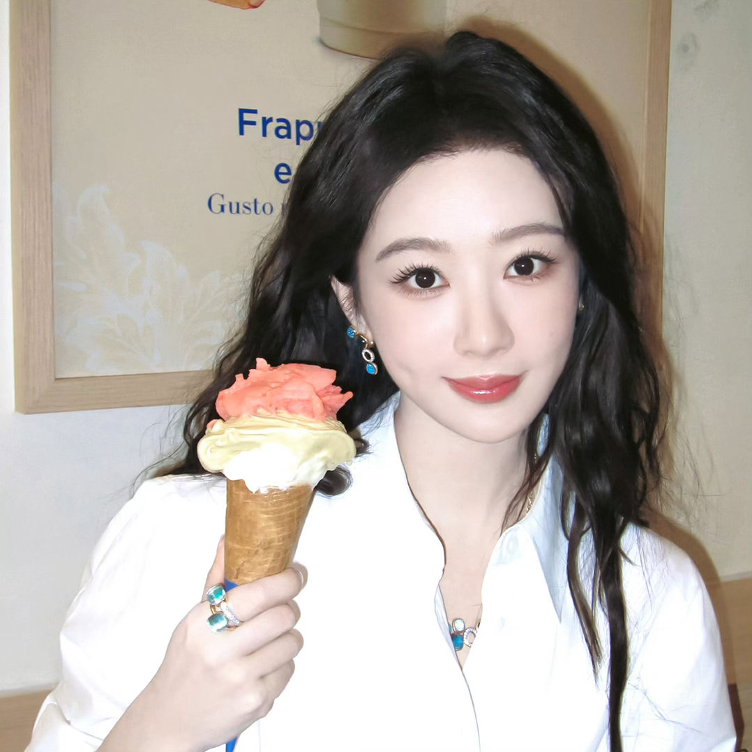 杨紫宝曼兰朵全球品牌代言人杨紫 杨紫杨紫董竹君 💜问君何能尔，心远地自偏
