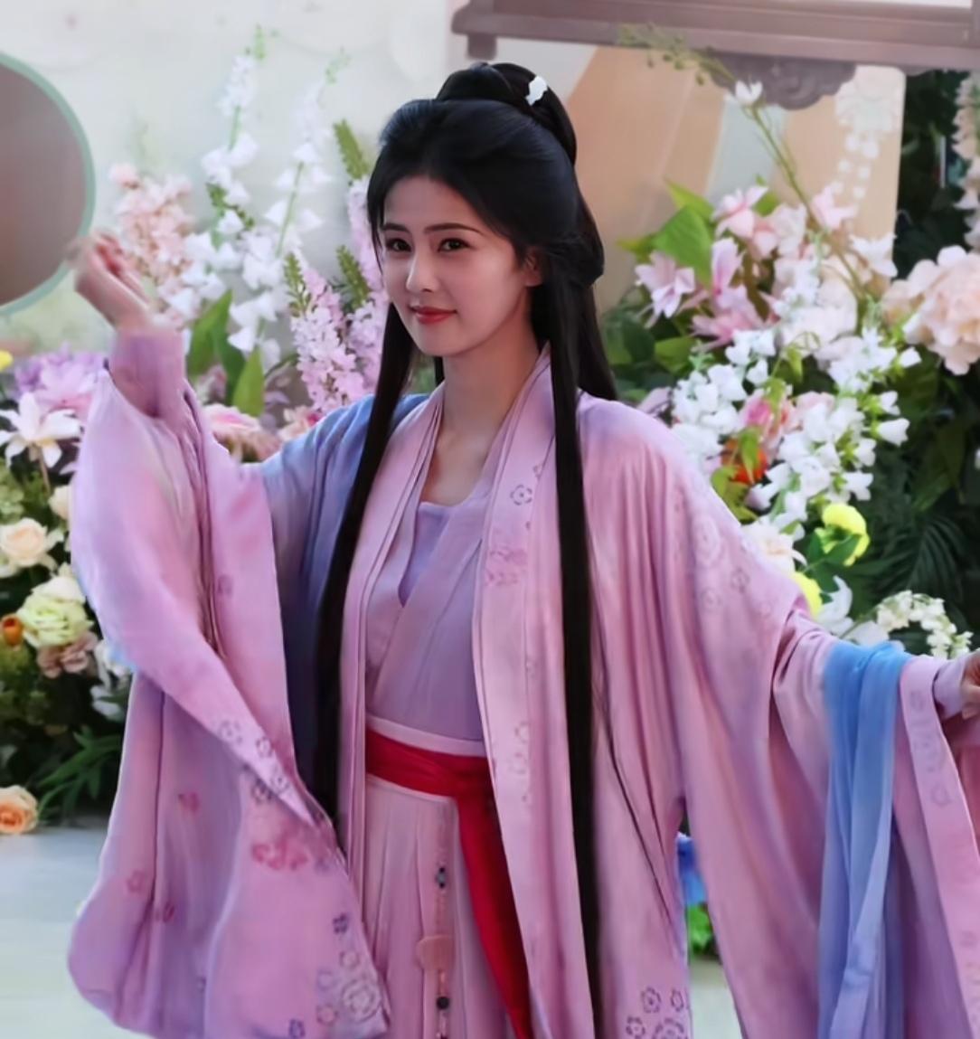 白鹿不是科班出身，也没有豪门背景，一路走来真的是不容易，这么多的鹿茸喜欢和支持她
