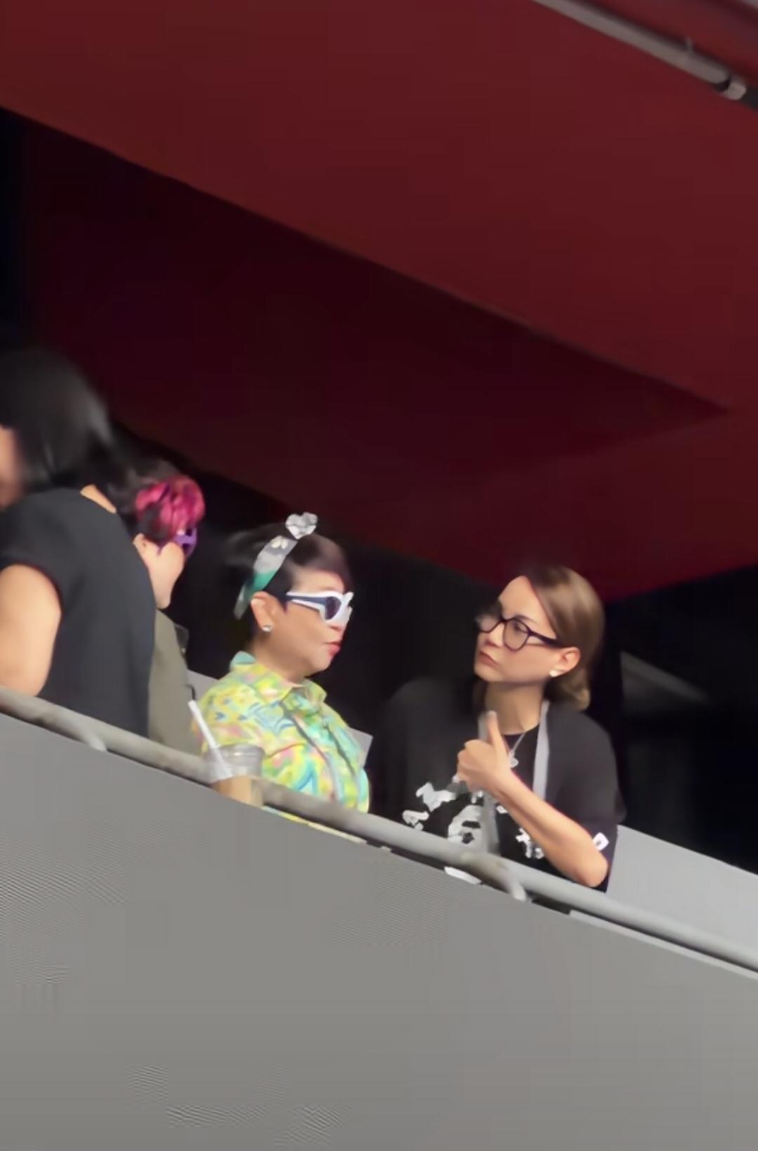 谢霆锋的妈妈狄波拉来鸟巢看儿子演唱会了，
狄波拉穿着一件靓丽的花衬衫，
头上戴着
