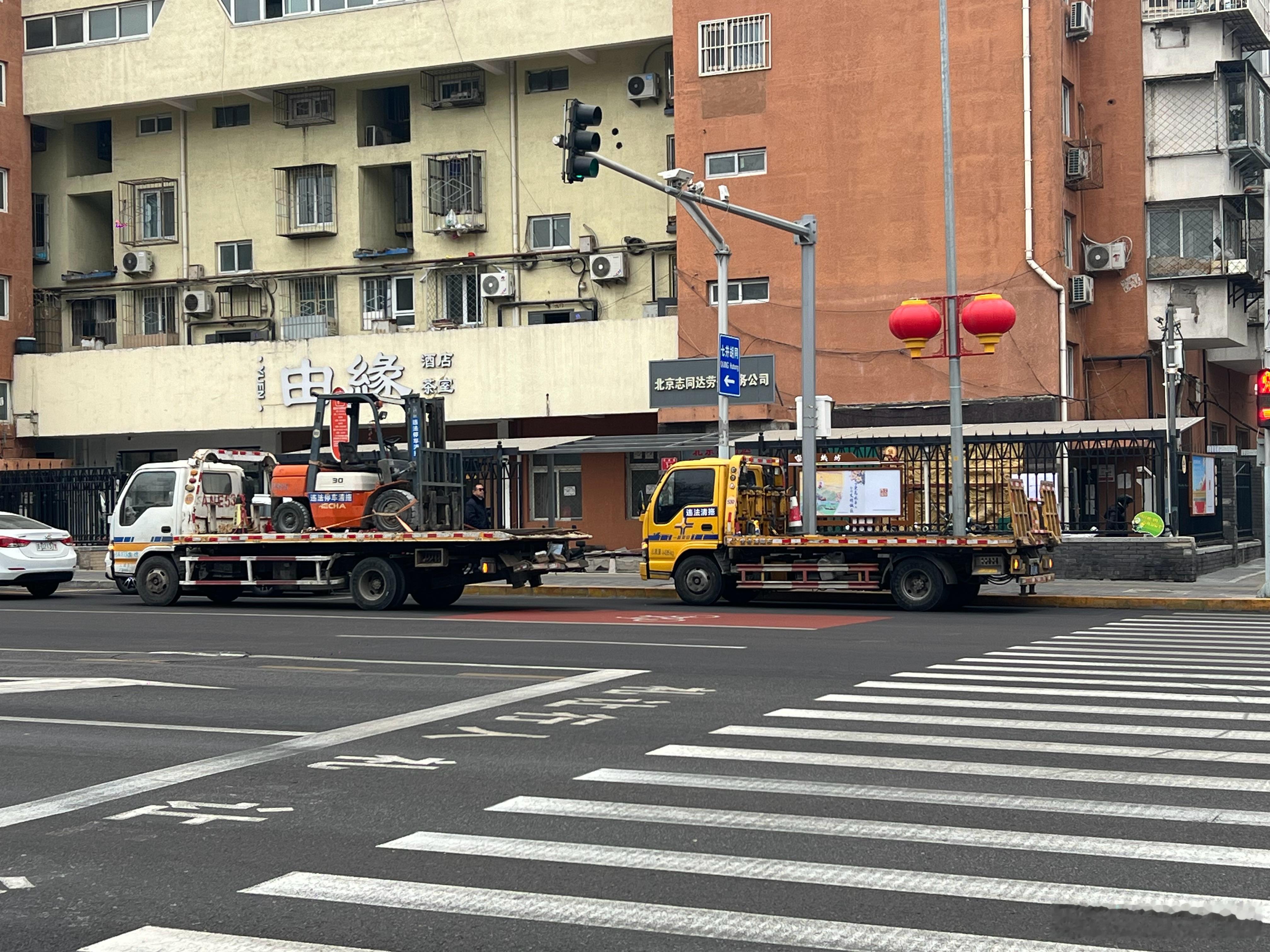 北京寸土寸金的地方，交警可不会惯着乱停乱放的老头乐。  ​​​