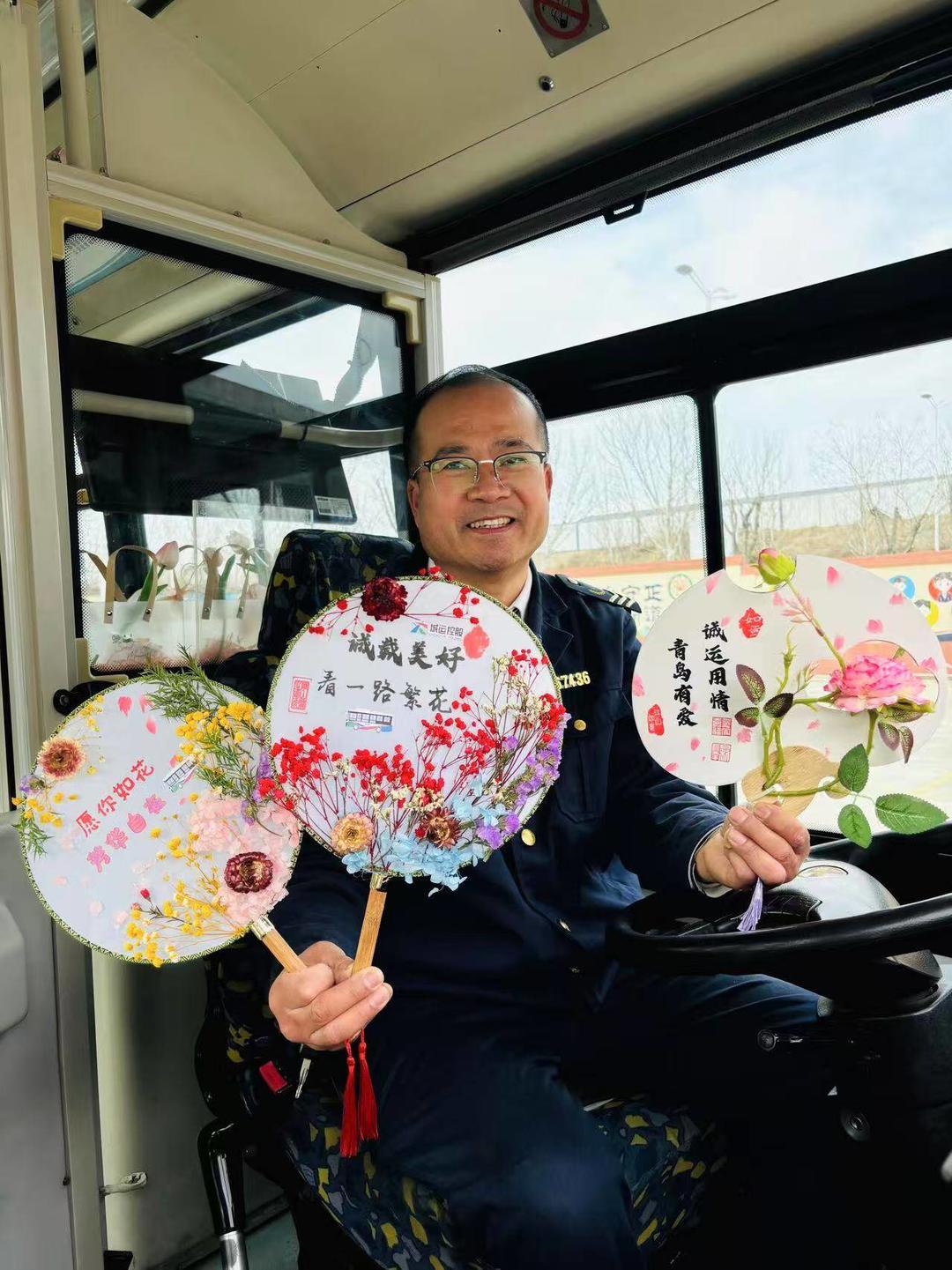 凡人歌丨抬车救人的好司机邱月山，默默守护“留守女孩”八年