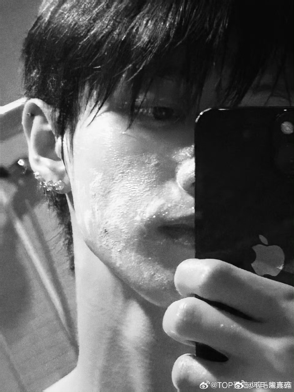 朱志鑫问为什么洗面奶不起泡沫毛毛给你搓一搓就起沫了[捂嘴哭][捂嘴哭] ​​​