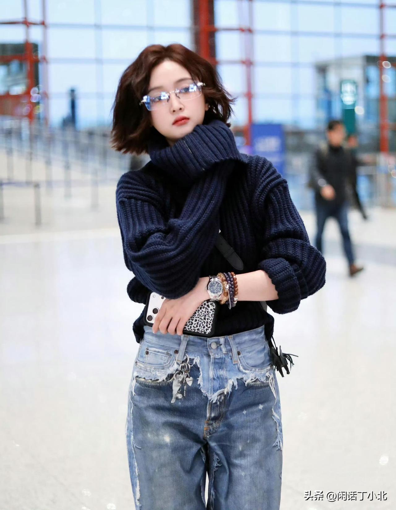 3月6日，吴宣仪现身首都机场，以一头层次分明的耳下短卷发造型惊艳亮相，瞬间登上热