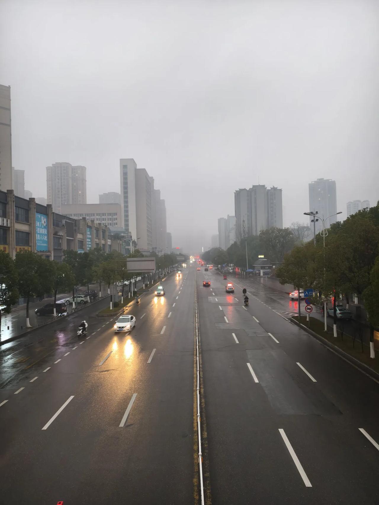 初三上班
       ——南木子
初三细雨晨上班，
寒风凛冽不存在。
刻画入微