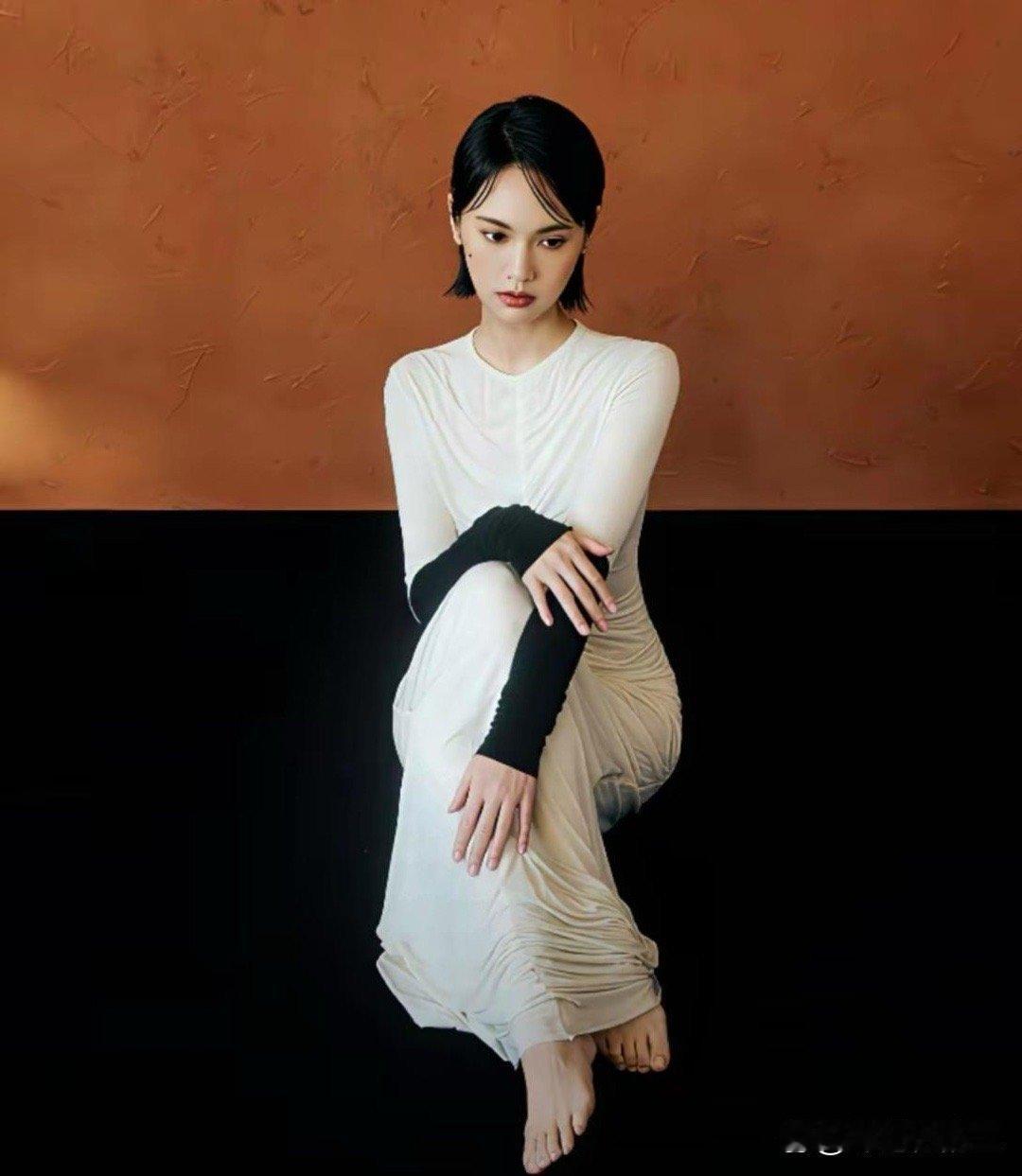 杨丞琳的脚线条精致又好看，细节里都透着温柔美感，真的太优越了～ 