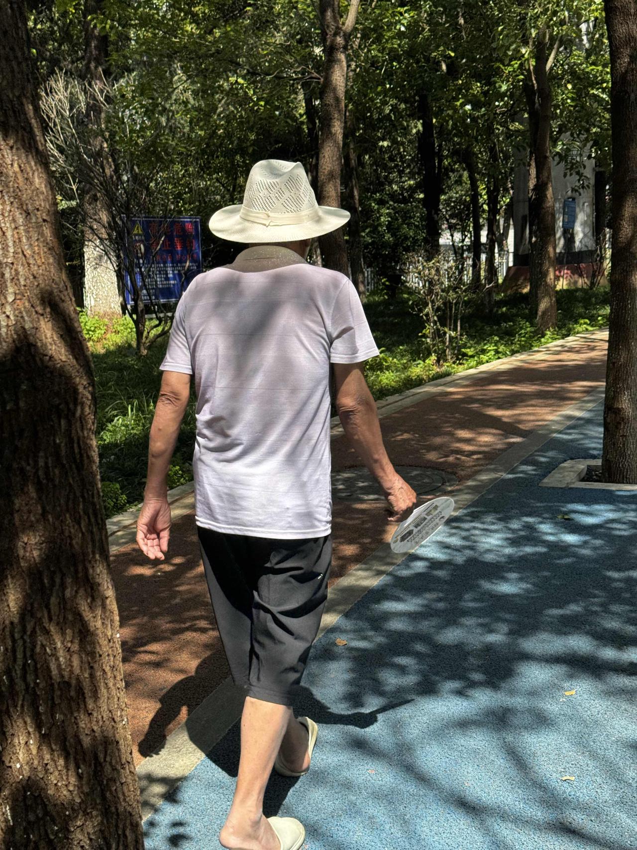 发微信不回的人，要不要拉黑，还得具体分析。

对方不回消息，不一定是被拉黑了，毕