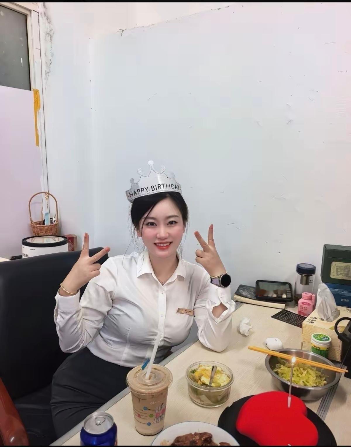 猜猜美女过多少岁生日？