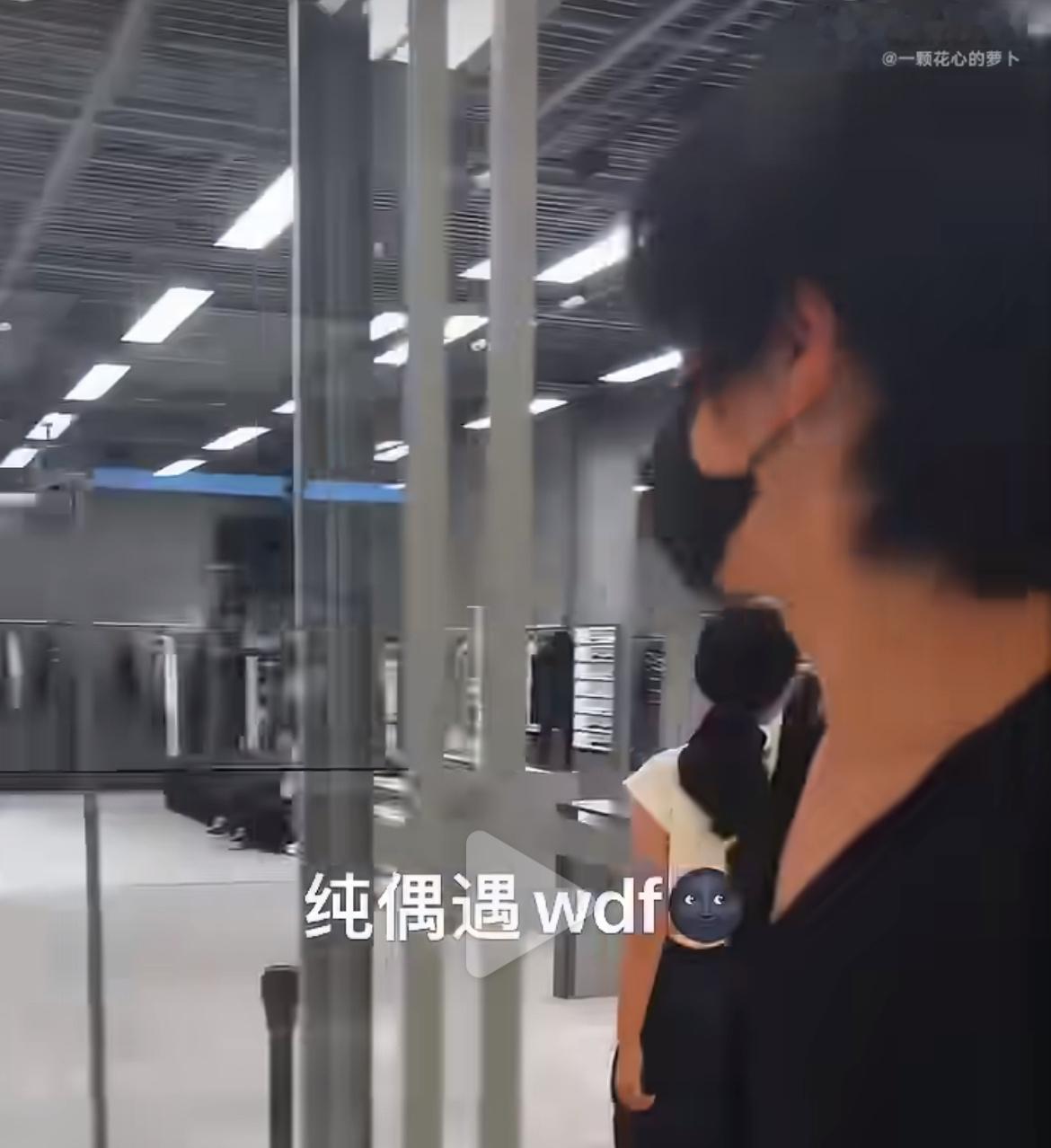 哇塞塞大且且 真的是纯偶遇吗 摄像机都要怼他脸上了 
