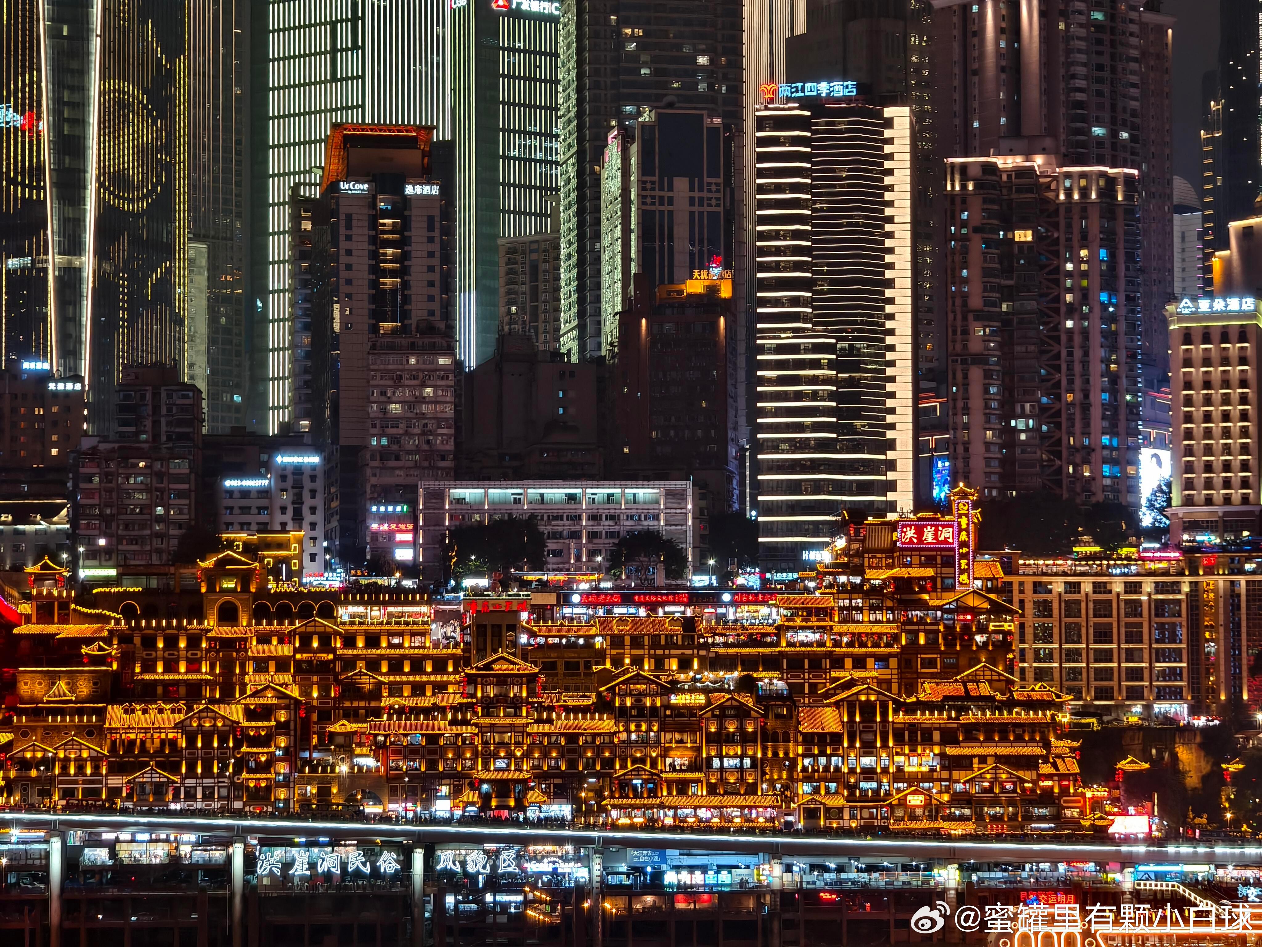 我猜冠军重庆打卡地我猜WTT重庆冠军赛冠军打卡地是洪崖洞！赛场上全力以赴，赛场下