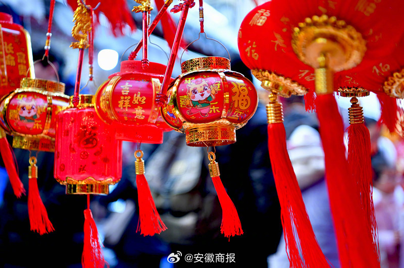 #欢乐龙年幸福安徽# 【春节临近，合肥街头年味浓】春节临近，合肥市城隍庙市场内挂
