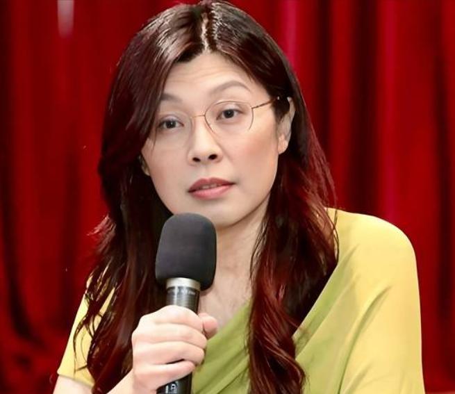 郑丽文走马上任！
她会走怎样的路呢？


郑丽文接下了担子。
面前有两条路可以选