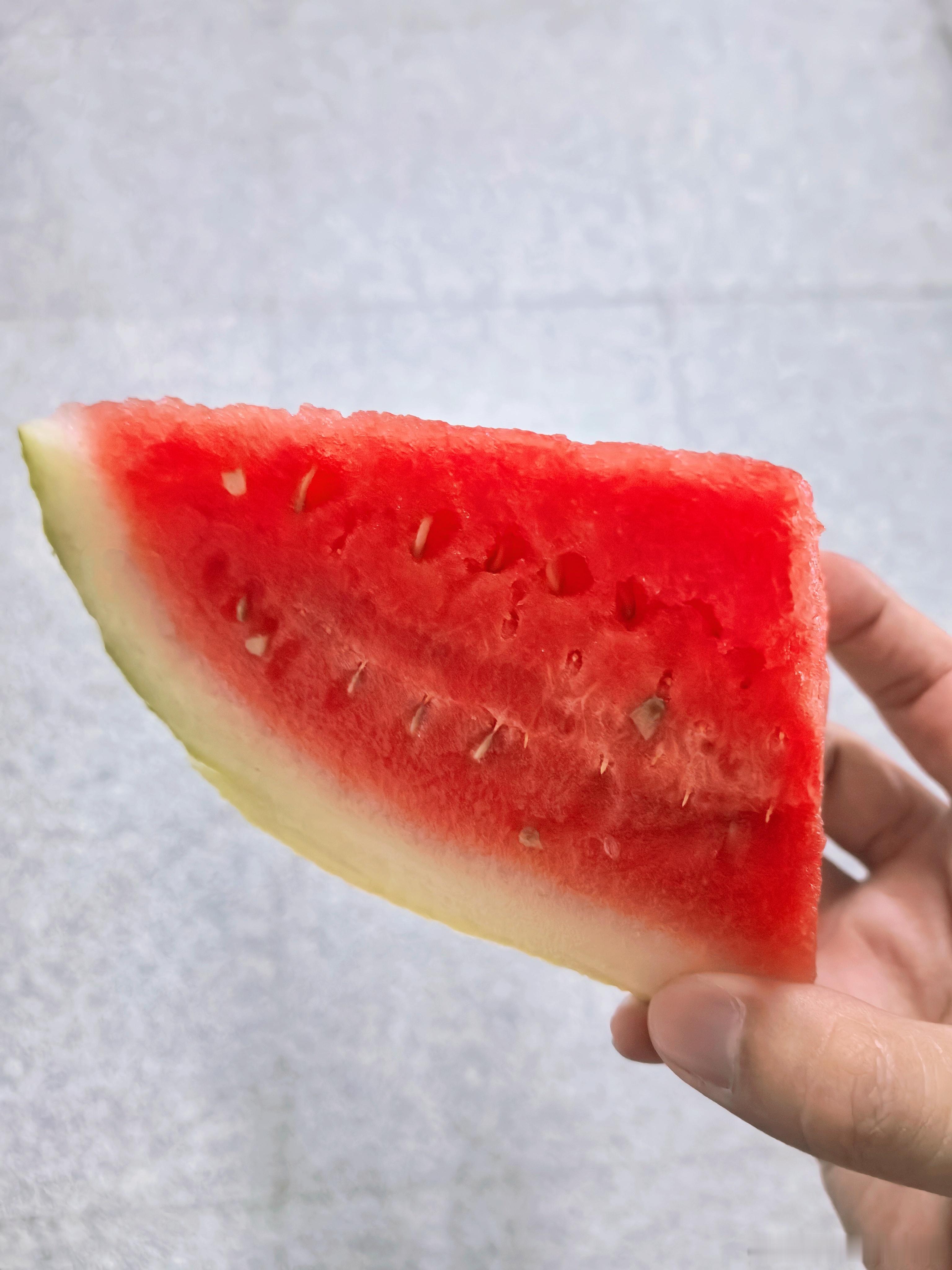 一口下去全是夏天的味道！这西瓜红得透亮，甜度满分🍉，饭后水果太爽了！随手拍摄影
