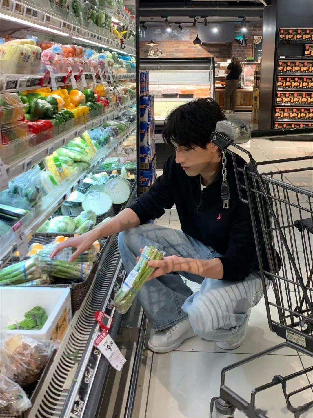 孙政吕思瞳直播直播间相处氛围温馨和睦，彼此打趣互动趣味盎然，言语间尽显默契情谊。