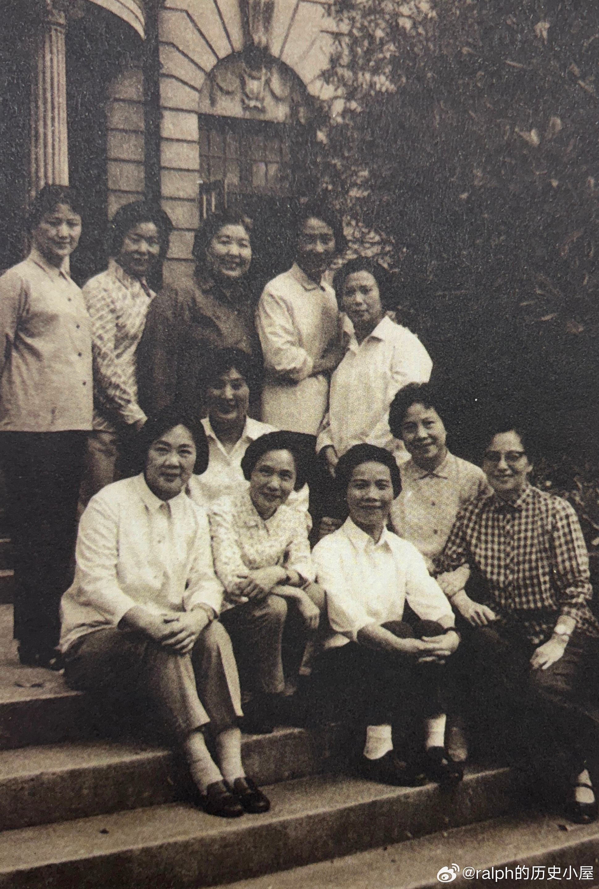 80年代“越剧姐妹”合影。前排左起范瑞娟、傅全香、陆锦花、张桂凤、徐玉兰、徐天红