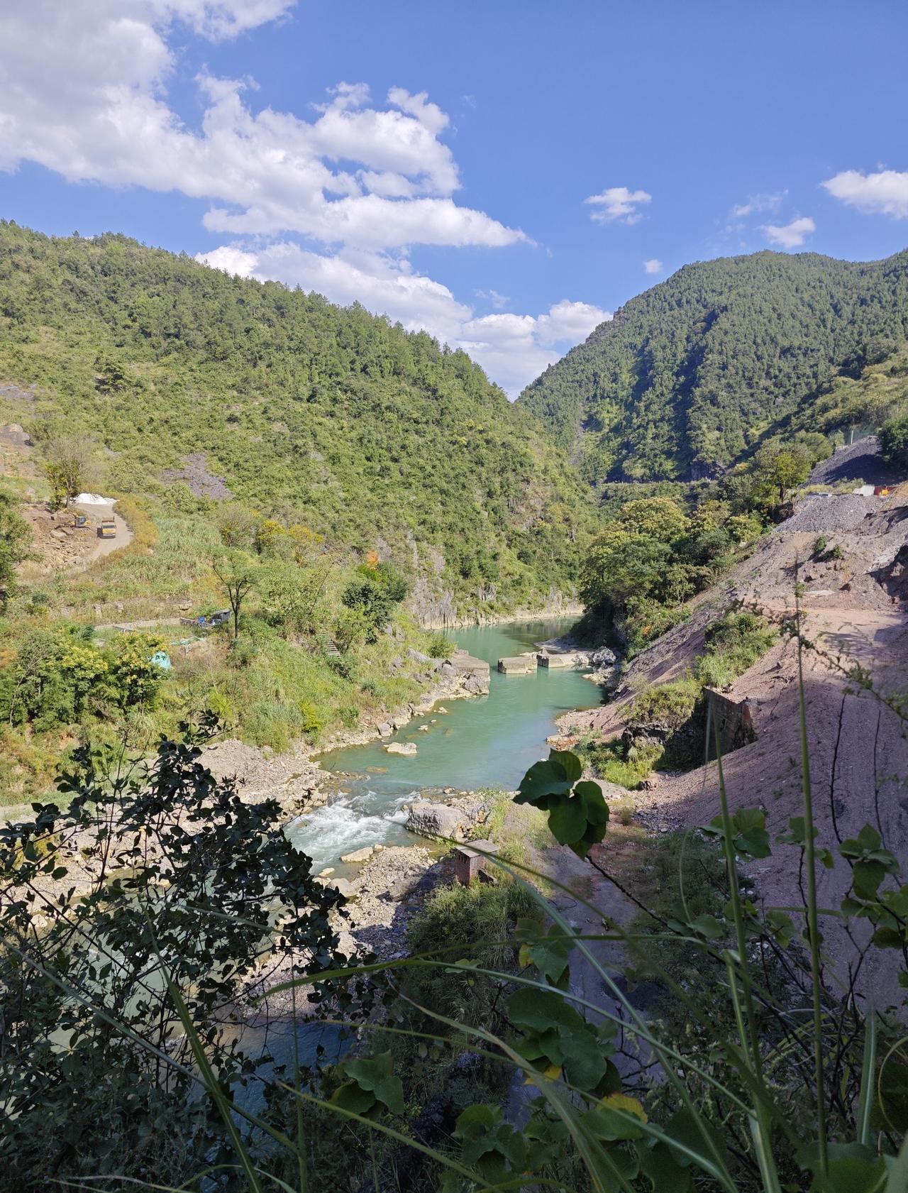 重庆主城出发，到万盛一路高速，然后万盛西下高速，按着导航走，一路绝美风景