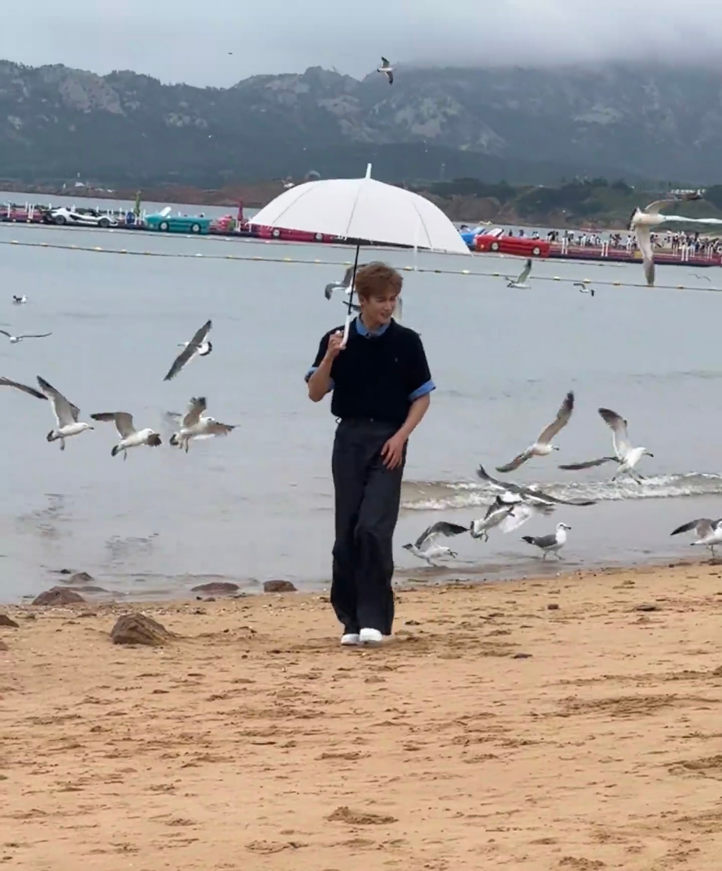 关晓彤李昀锐路透好像接亲关晓彤李昀锐团综路透好像接亲 好多人啊有点羡慕在场的游客
