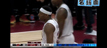 托布拿着球看着汤普林直运气，汤普林一脸无辜，小黑：都过来开个小会！[大笑]阿特金